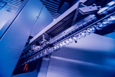 İçecek fabrika iç. Konveyör şişe suyu veya su ile. Modern aletleri