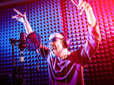 Kayıt stüdyosu olarak bir mikrofon ile şarkıcı söylüyor. Modern arka plan