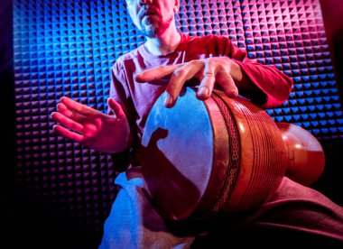 Genç adam djembe ses kayıt stüdyosu içinde oynamaya. Afrika davul