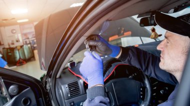 Ön cam otomatik servis istasyonu garajda araba yerine otomobil özel işçi