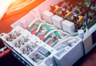 Elektrik donatımı. Elektrik kablo ve crimper. Elektrik sayacı. Arka plan