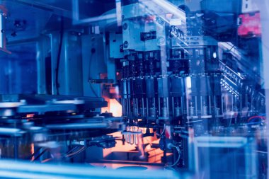 Otomatik Dolum Makinası su Plastik Pet şişe dökülen. Bira üretim. Endüstriyel arka plan.