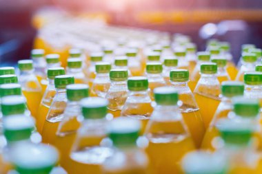 Konveyör şişe suyu veya su ile. İçecekler fabrika ekipmanları. Arka plan