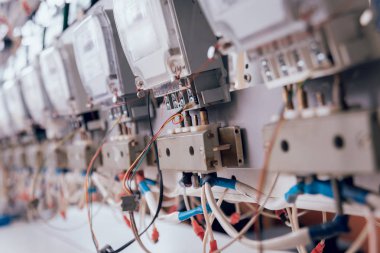 Elektrik donatımı. Elektrik kablo ve crimper. Elektrik sayacı. Arka plan