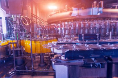 Otomatik Dolum Makinası su Plastik Pet şişe dökülen. Bira üretim. Endüstriyel arka plan.