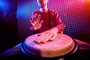 Genç adam djembe ses kayıt stüdyosu içinde oynamaya. Afrika davul