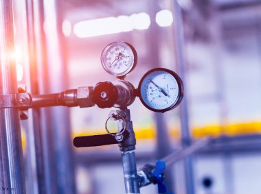 Modern bir bira iç. Varil ve borular. Fabrika iç. Sanayi arka plan