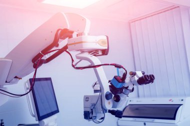 Göz ameliyatı için yüksek teknoloji ameliyathane