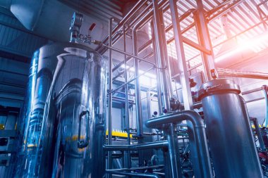 Modern bir bira iç. Varil ve borular. Fabrika iç. Sanayi arka plan