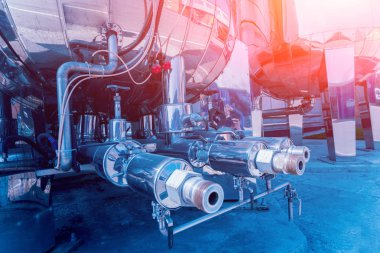 Tank ile su, karbon ve merdiven. İçecekler fabrikası için donatım. Arka plan