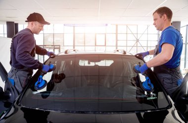 Ön cam otomatik servis istasyonu garajda araba yerine otomobil özel işçi