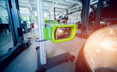 Kontrol edin ve bir otomobilin aydınlatma sistemi farlar ayarlayın. Oto Tamir Servisi.