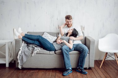 Eğleniyor ve evde gülerek mutlu çift.