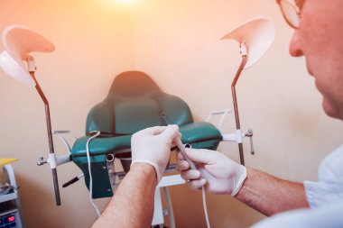 Proktoloğa karşı proctological bir sandalye bir anoscope tutarak. Hastanede