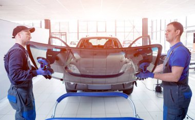 Ön cam otomatik servis istasyonu garajda araba yerine otomobil özel işçi