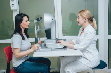 Göz Hastalıkları Kliniği kornea topografi yaparken göz doktoru