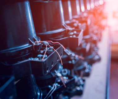 Elektrik donatımı. Elektrik kablo ve crimper. Elektrik sayacı. Arka plan