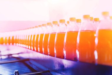 Konveyör şişe suyu veya su ile. İçecekler fabrika ekipmanları. Arka plan