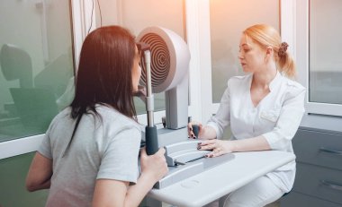Göz Hastalıkları Kliniği kornea topografi yaparken göz doktoru