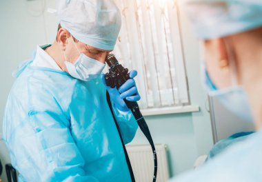 Endoskopi hastanede. Doktor holding endoskop gastroskopi önce. Tıbbi muayene