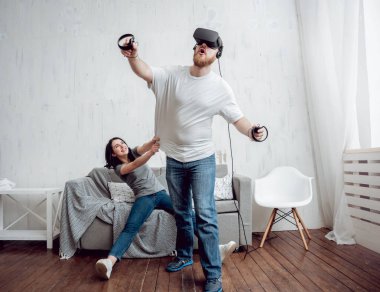 Delikanlı kız sanal gerçeklik ile oyun oynarken ile gözlükler. VR teknolojileri