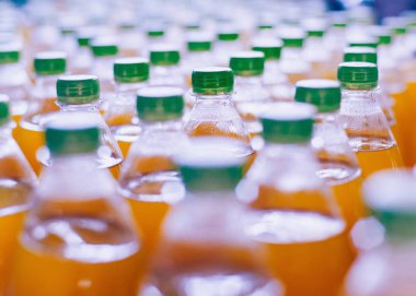 Konveyör şişe suyu veya su ile. İçecekler fabrika ekipmanları. Arka plan