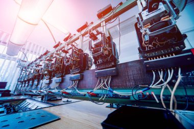 Elektrik donatımı. Elektrik kablo ve crimper. Elektrik sayacı. Arka plan