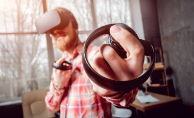 Sanal gerçeklik giyen genç sakallı adam ofiste gözlükler