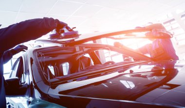 Ön cam otomatik servis istasyonu garajda araba yerine otomobil özel işçi