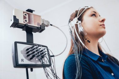 Doktor ve hasta encephalography elektrot ile. Electroencephalogram (Eeg)