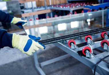 Üretim pencere bölmesi için konveyör bant. Endüstri/sanayii donatımı. Arka plan