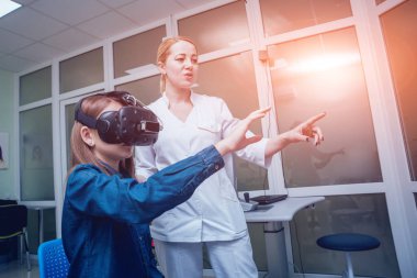 Göz hastalıkları doktor kız vizyon yardımıyla sanal gerçeklik kontrol koruyucu gözlük