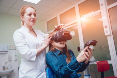 Göz hastalıkları doktor kız vizyon yardımıyla sanal gerçeklik kontrol koruyucu gözlük