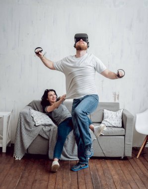 Delikanlı kız sanal gerçeklik ile oyun oynarken ile gözlükler. VR teknolojileri