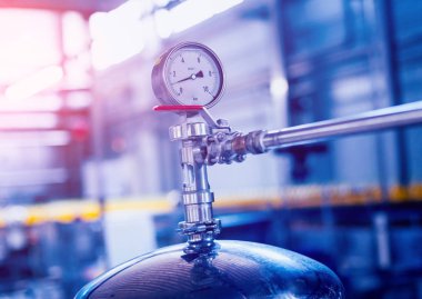 Modern bir bira iç. Varil ve borular. Fabrika iç. Sanayi arka plan