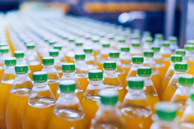 Konveyör şişe suyu veya su ile. İçecekler fabrika ekipmanları. Arka plan