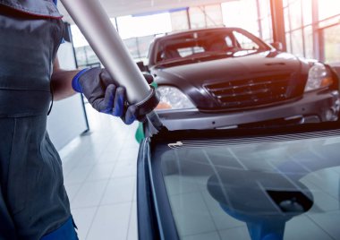 Ön cam veya cam otomatik servis istasyonu garajında bir araba yerine otomobil özel işçi. Arka plan