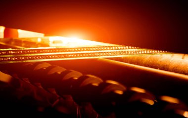 Üretim bir pencere bölmesi için konveyör bant. Endüstri/sanayii donatımı. Arka plan