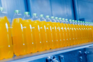 İçecek fabrika iç. Konveyör şişe suyu veya su ile. Modern aletleri