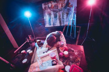 Studio çalışma genç erkek sanatçı