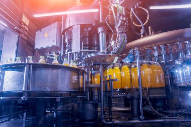 Otomatik Dolum Makinası su Plastik Pet şişe dökülen. Bira üretim. Endüstriyel arka plan.