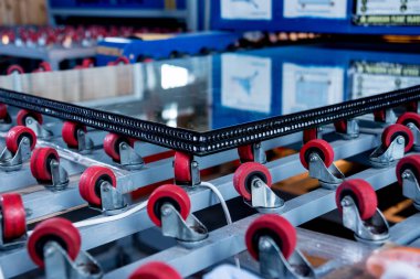 Üretim bir pencere bölmesi için konveyör bant. Endüstri/sanayii donatımı. Arka plan