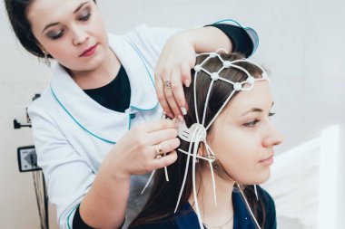 Doktor ve hasta encephalography elektrot ile. Electroencephalogram (Eeg)