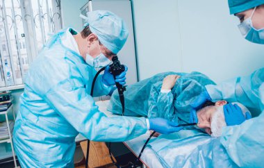 Endoskopi hastanede. Doktor holding endoskop gastroskopi önce. Tıbbi muayene