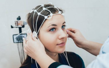 Doktor ve hasta encephalography elektrot ile. Electroencephalogram (Eeg)