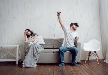 Delikanlı kız sanal gerçeklik ile oyun oynarken ile evde gözlükler. VR teknolojileri