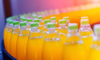 Konveyör şişe suyu veya su ile. İçecekler fabrika ekipmanları. Arka plan