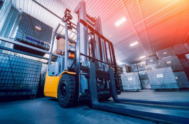 Forklift yükleyici. Palet istifleyici araç gereçleri depoda. Arkaplan