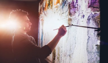 Studio çalışma genç erkek sanatçı