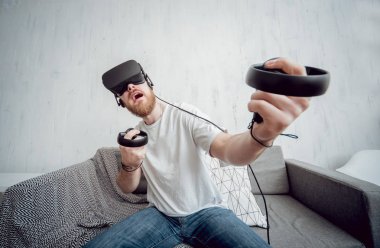 Sanal gerçeklik gözlükleri evde oyunu Genç sakallı adam. VR teknolojileri